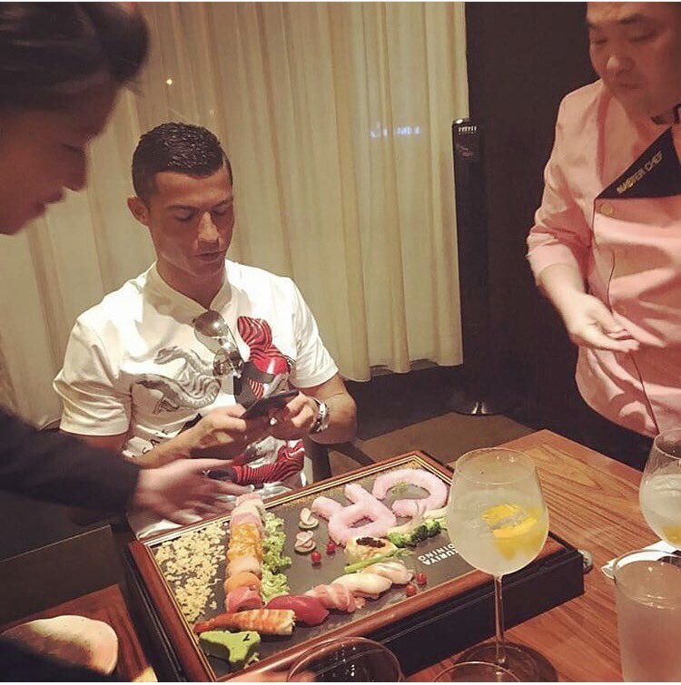 بسیاری از رستوران های لوکس و درجه یک ژاپن این نوع ماهی را برای جلب توجه مشتریان خاص و ثروتمند استفاده می کنند. به عنوان مثال چهره های معروف دنیا از جمله کریستیانو رونالدو، لئوناردو دی کاپریو، جرج کلونی، کیم کارداشیان و جنیفر لوپز این سوشی را امتحان کرده اند. از آنجا که بلو فین تون یکی از گران ترین غذاها در جهان است، بسیاری از افرادی که به نبال تجربه های غذایی خاص و لوکس هستند، این ماهی را در منوی خود دارند.