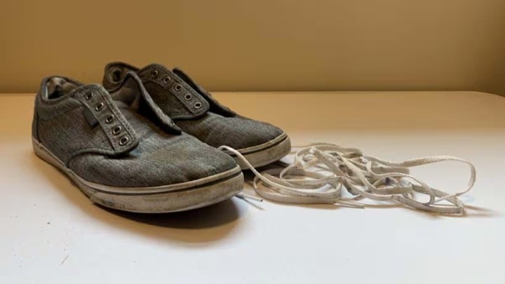 روش صحیح شستشوی کفش در ماشین لباسشویی؛ جدا کردن بندها