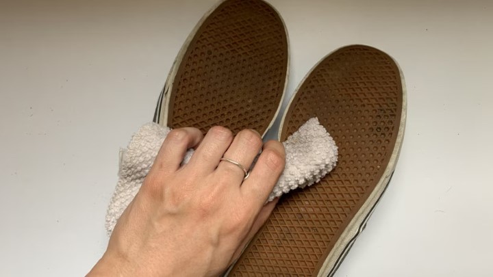 روش صحیح شستشوی کفش در ماشین لباسشویی؛ تمیزکردن زیره‌ها و شیارهای کفش 