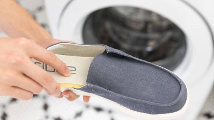روش صحیح شستشوی کفش در ماشین لباسشویی؛ دراوردن کفی‌ها