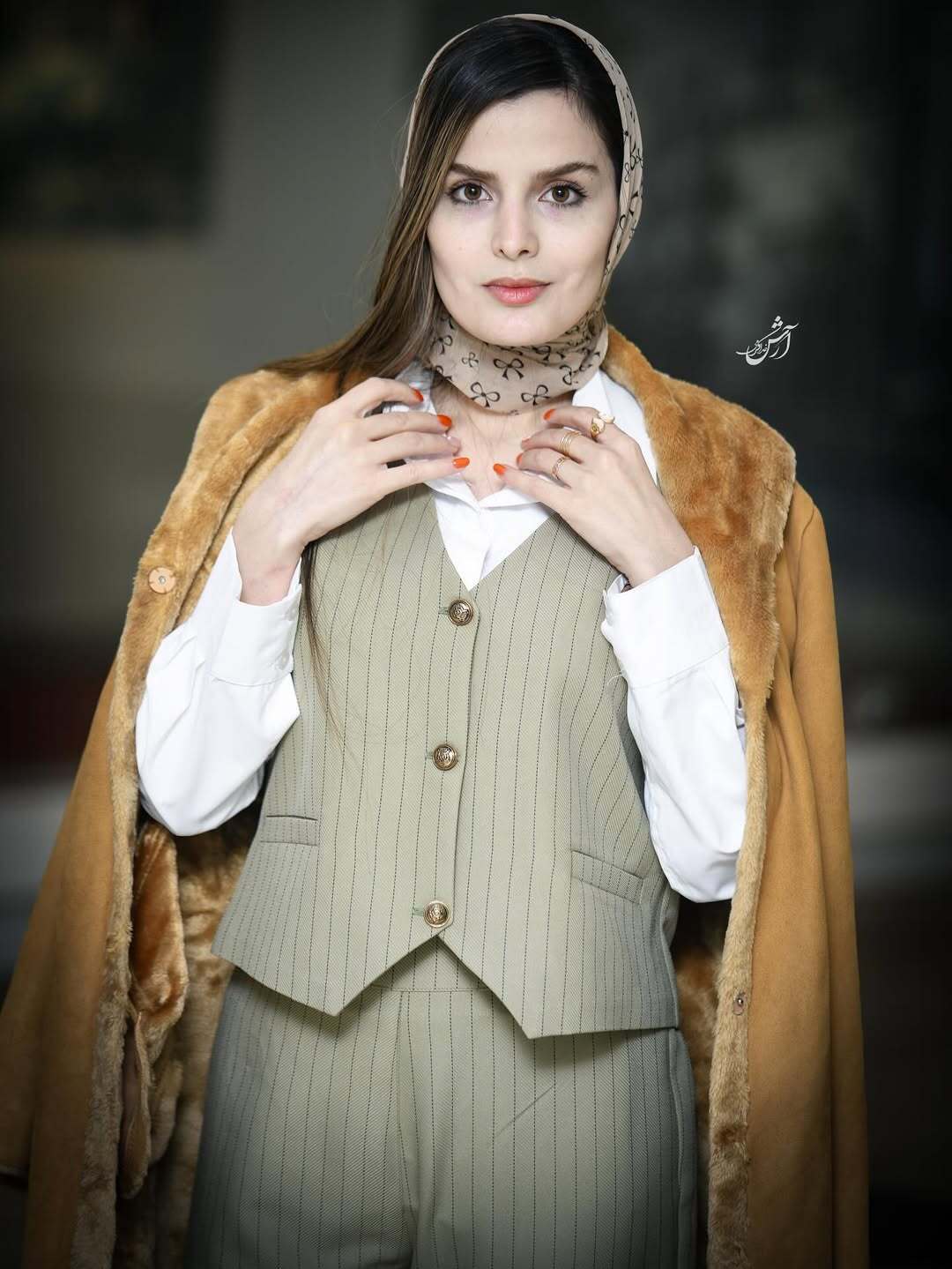 (عکس) غزاله اکرمی در اکران فیلم سینمایی «شاه نقش» با استایلی شیک و کلاسیک