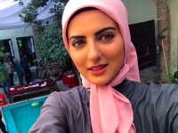 کیف‌ شبیه به حیوان و شال طلایی؛ امضای هلیا امامی در جشنواره 25!