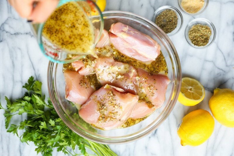 بهترین ادویه ها برای گوشت، مرغ و ماهی | چه موادی گوشت را نرم میکند؟