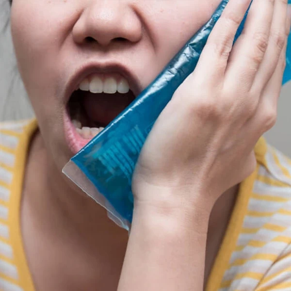 کمپرس سرد برای درمان درد فک پایین و لثه در خانه