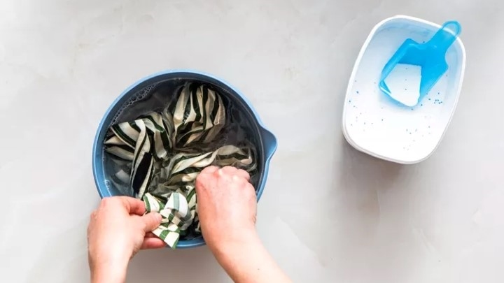 مرحله ششم پاک کردن لکه لبو از لباس؛ خیساندن در محلول سفیدکننده