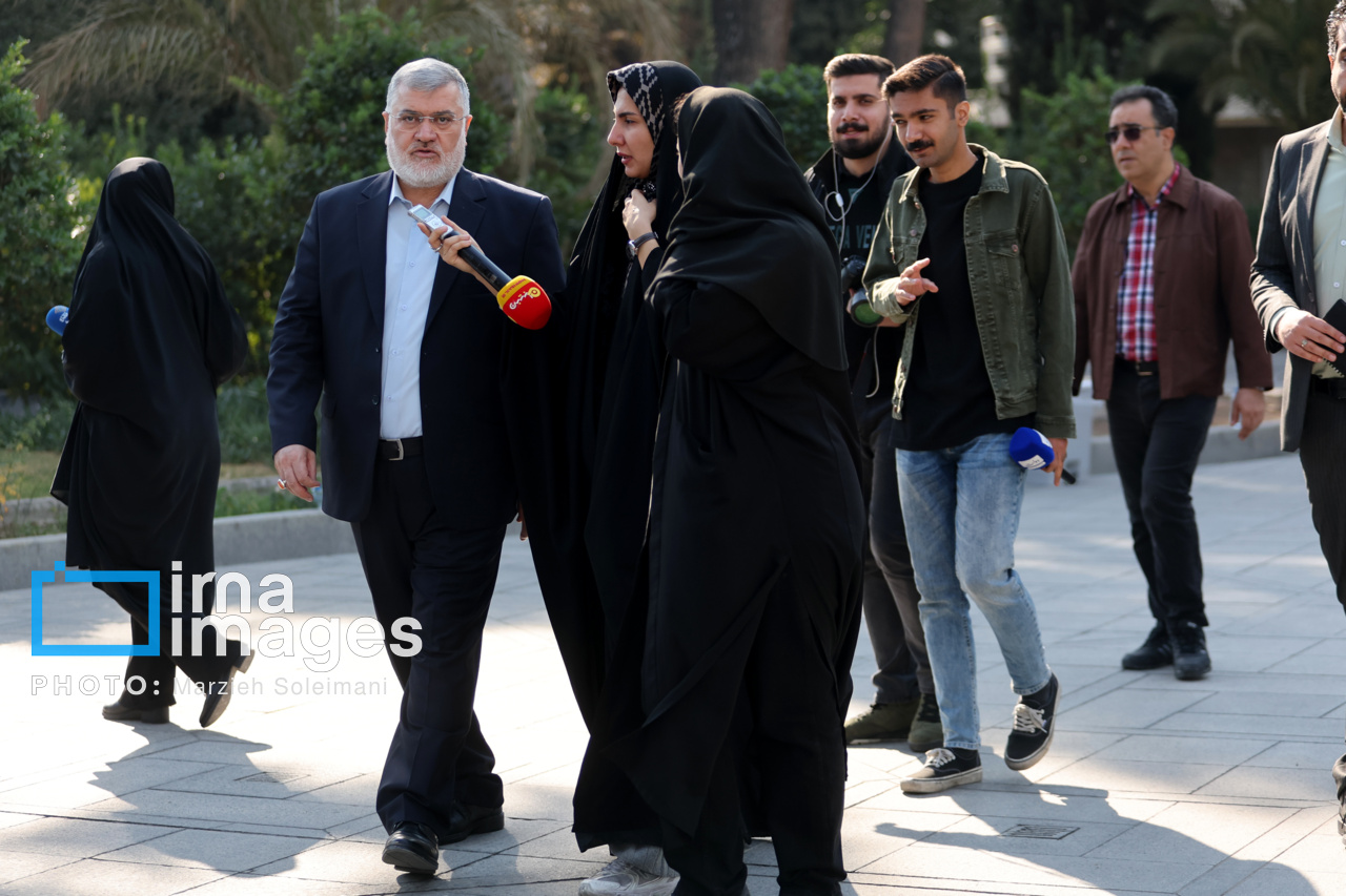 اعضای هیأت دولت در جمع خبرنگاران