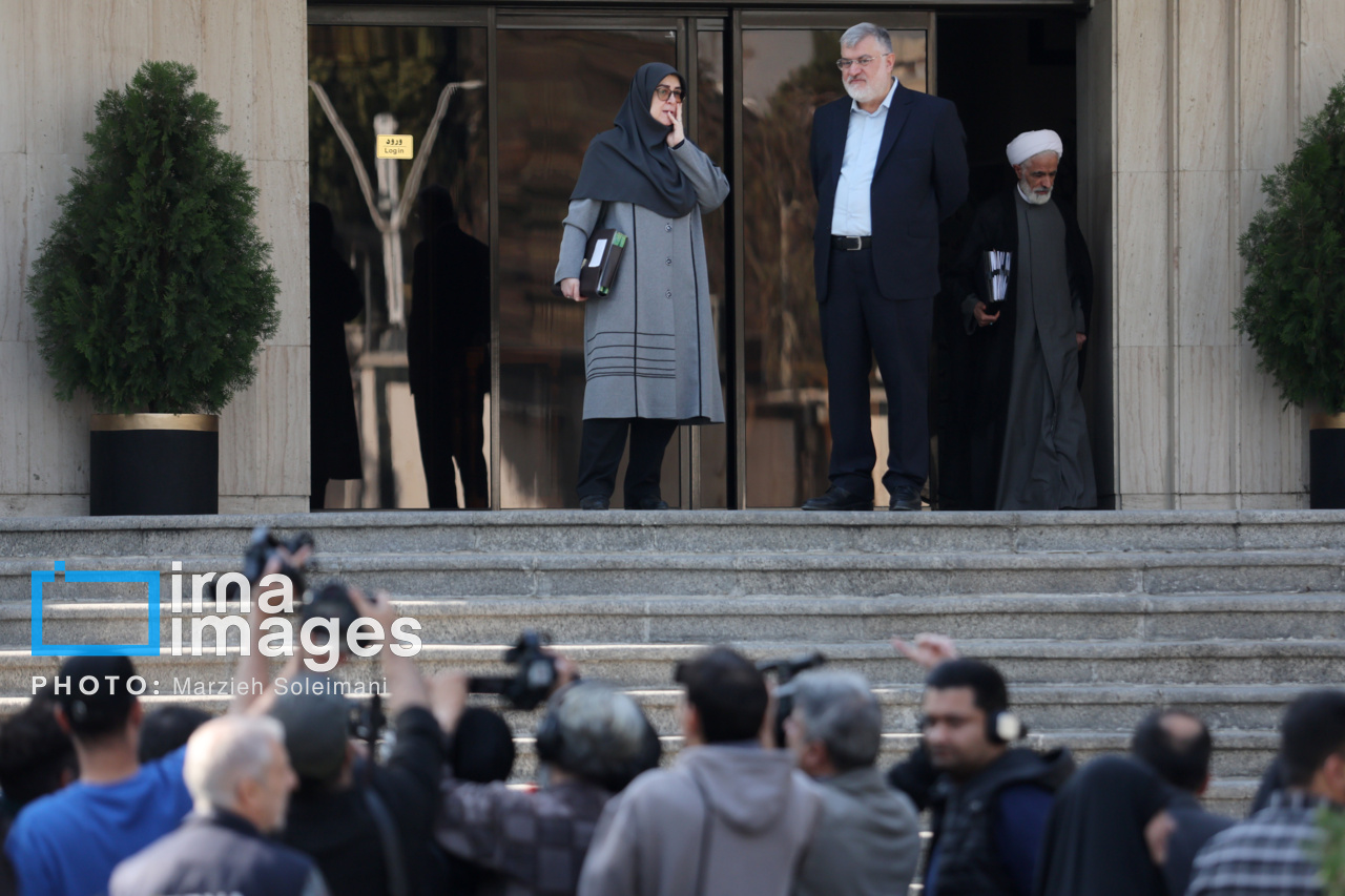 اعضای هیأت دولت در جمع خبرنگاران