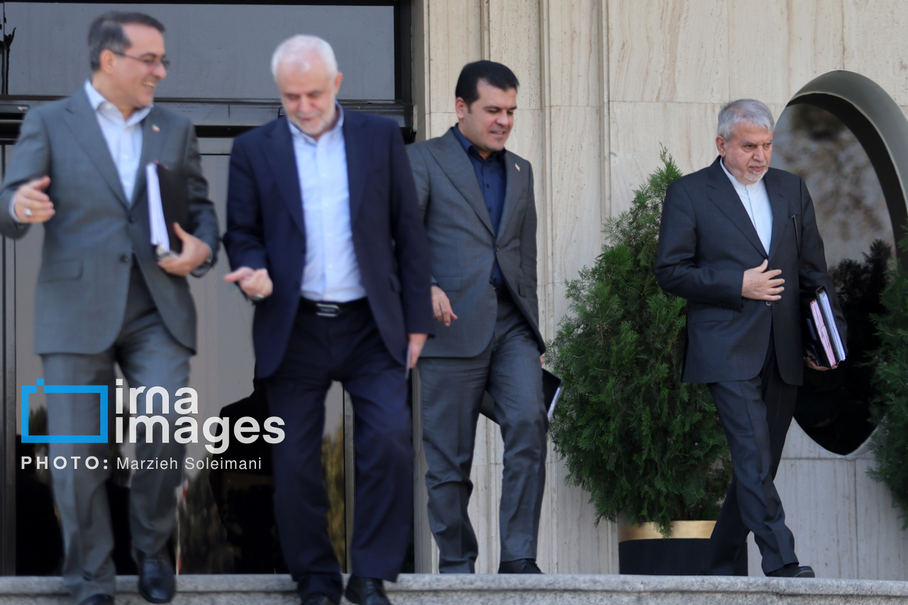 اعضای هیأت دولت در جمع خبرنگاران