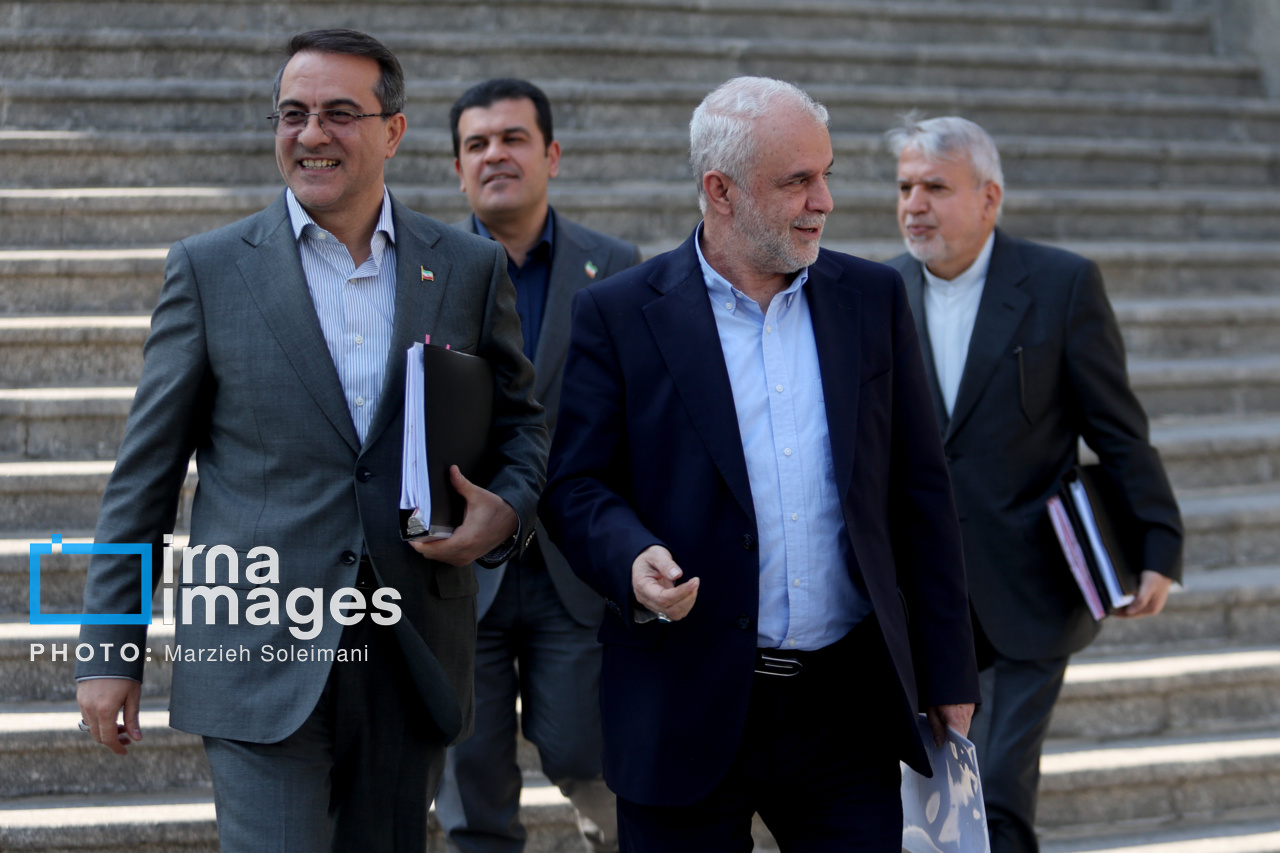 اعضای هیأت دولت در جمع خبرنگاران