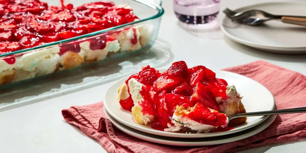 دسر پنیر و توت فرنگی با ژله