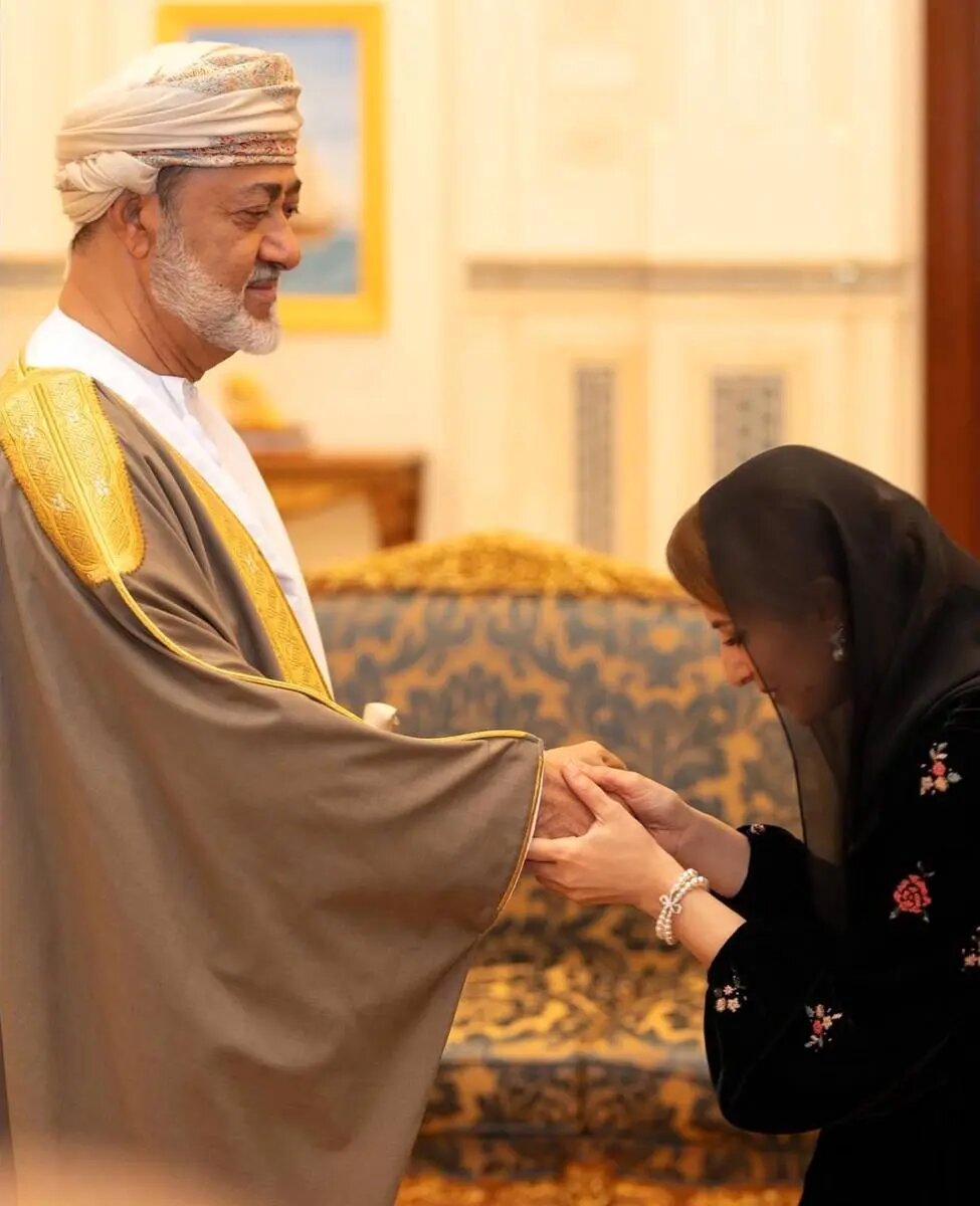 وقتی سلطان بالاترین نشان را به همسرش اعطا کرد | تصاویر