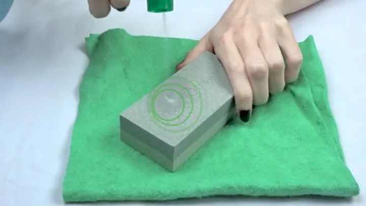 سنگ تیزکن را آماده کنید؛ چطور قیچی را تیز کنیم؟