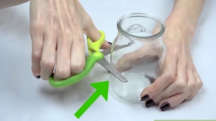 تیز کردن قیچی با شیشه مربا؛ چطور قیچی را تیز کنیم؟ 