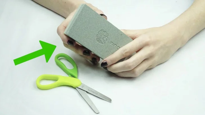 تیز کردن قیچی با سنگ تیز کننده؛ چطور قیچی را تیز کنیم؟