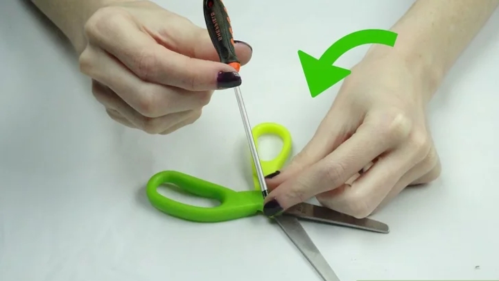 تیغه‌های قیچی خود را جدا کنید؛ چطور قیچی را تیز کنیم؟