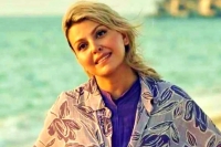 استقبال متفاوت از یک ستاره خارجی در ایران: استایل جذاب «شاریس نایب» بازیگر «مرد عینکی» در کانون توجه!