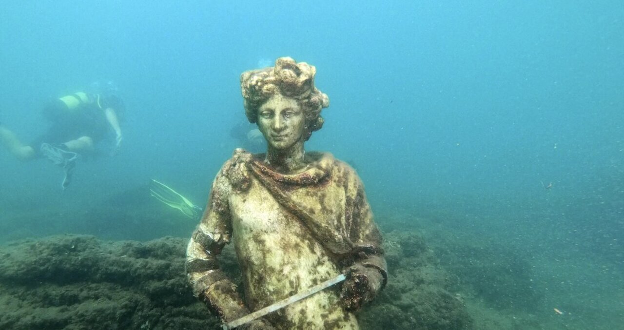 این پیکره 3000 سال زیر آب سالم مانده بود! | عکس