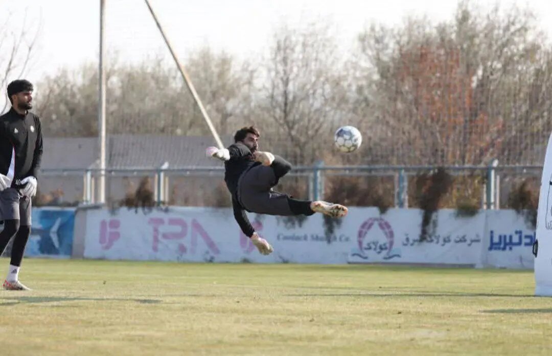 ضربه قیچی زیبای علیرضا بیرانوند در تمرین تراکتور | تصاویر