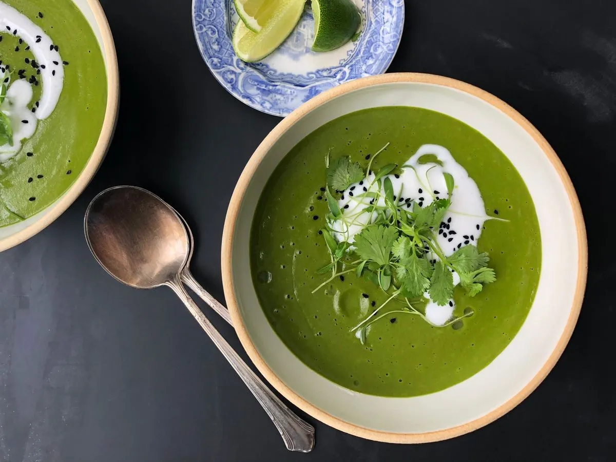 طرز تهیه سوپ کرفس با بافتی کرمی و دلنشین