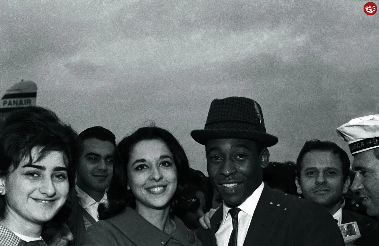 «پله، اسطوره فوتبال» در کنار همسرش؛ سال 1338