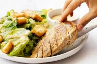 با این دستور، سالاد سزار را حرفه‌ای درست کنید