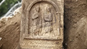 کشف سنگ‌قبر با نقش انسانی در موغلا + عکس