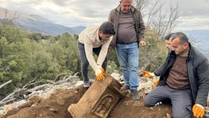 کشف سنگ‌قبر با نقش انسانی در موغلا + عکس