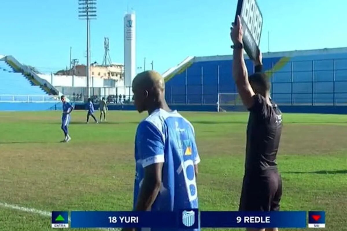 فوتبالیست زندانی با پابند الکترونیکی وارد زمین شد | تصاویر