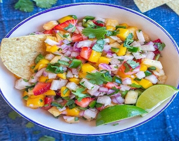 سالسا میوه با چیپس ذرت ؛ ساده ، رنگی و دوست داشتنی