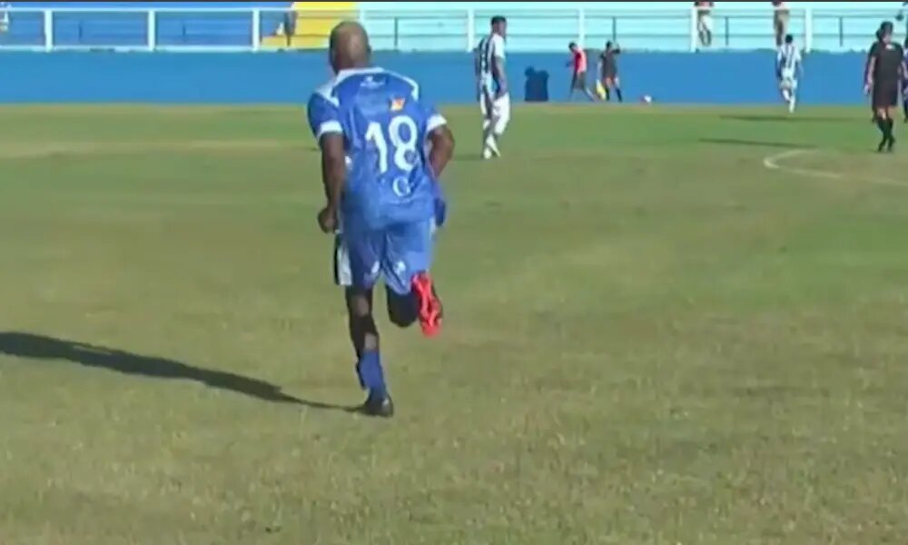 فوتبالیست زندانی با پابند الکترونیکی وارد زمین شد | تصاویر