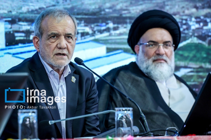 پزشکیان: حق با مردم است