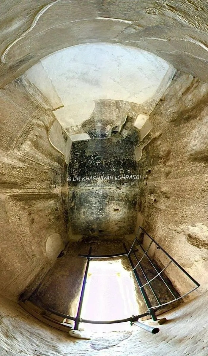 داخل آرامگاه کوروش