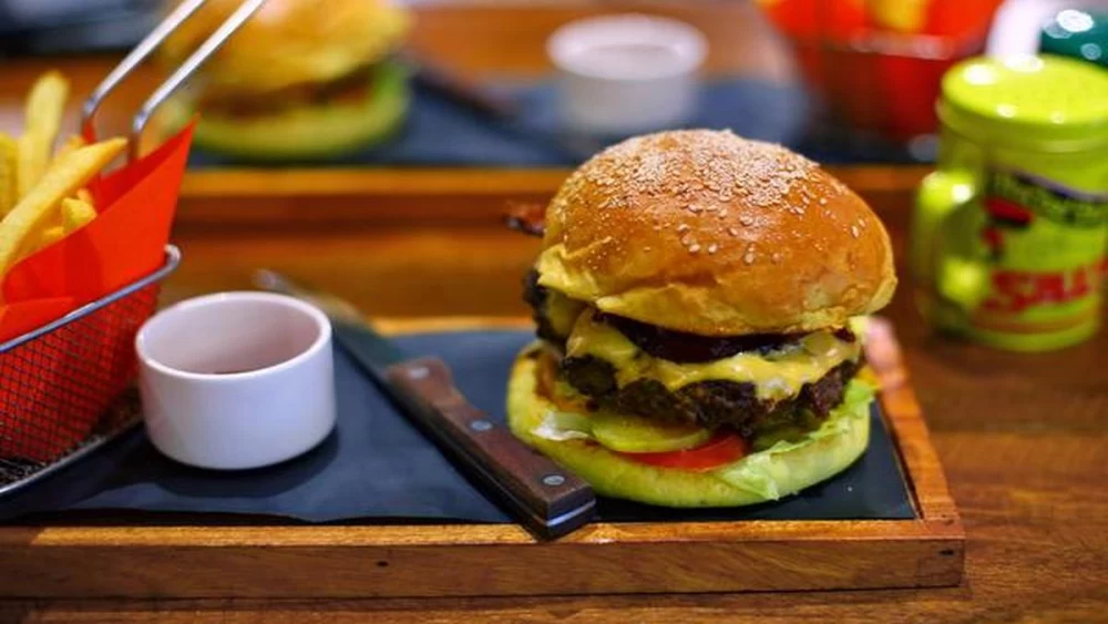 مراحل تهیه همبرگر هلندی