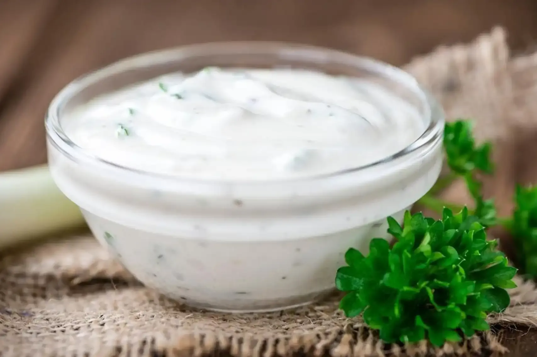 طرز تهیه سس سیر؛ چاشنی محبوب آشپزخانه