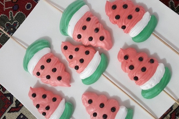 Yaldai-meringue-in-the-shape-of-a-watermelon