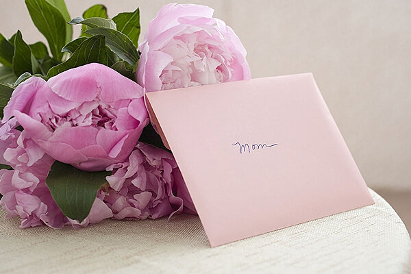 بهترین هدیه برای روز مادر ؛ قیمت ندارد اما قلب مادر را میبَرد