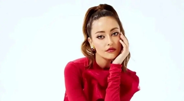 بازیگر و مدل مشهور ترک به حج رفت/ عکس