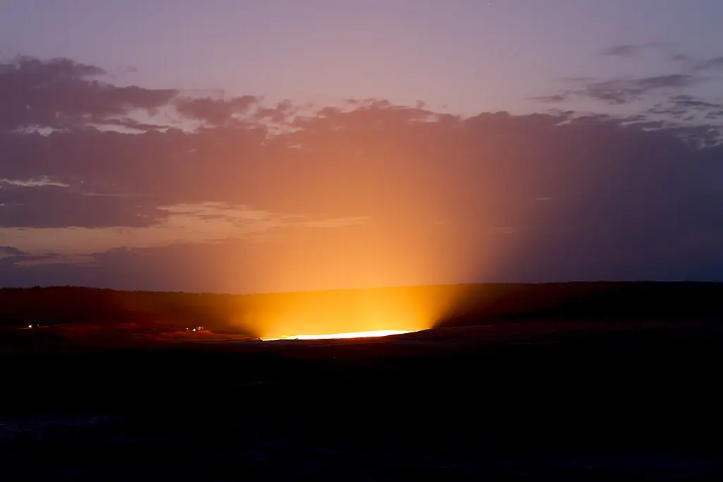 1024px-Glow_of_Darvaza_gas_crater_Jahennem_derwezesi_Door_to_Hell_Gates_of_Hell_Derweze_Turkmenistan