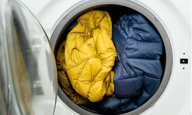 شست‌وشوی کاپشن در خانه بدون خوابیدن پف؛ ترفندهایی ساده و کاربردی