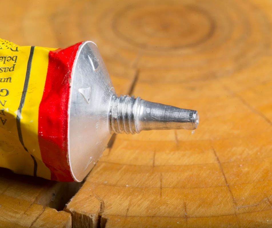 چسب برای چسباندن پلاستیک به فلز