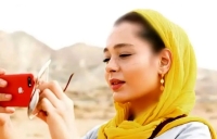 عکس سیاه و سفید سانیا سالاری، بازیگر دلدادگان با ژست غمگین