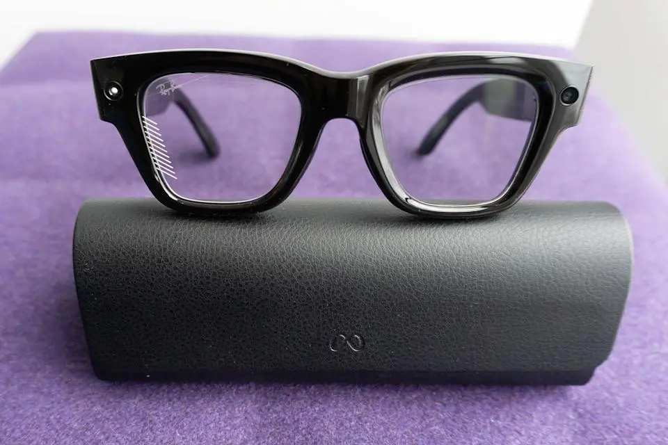 meta_display_glasses_and_case