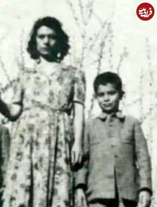 عکس/ بهروز وثوقی در 7 سالگی در کنار مادرش؛ دهه 1320