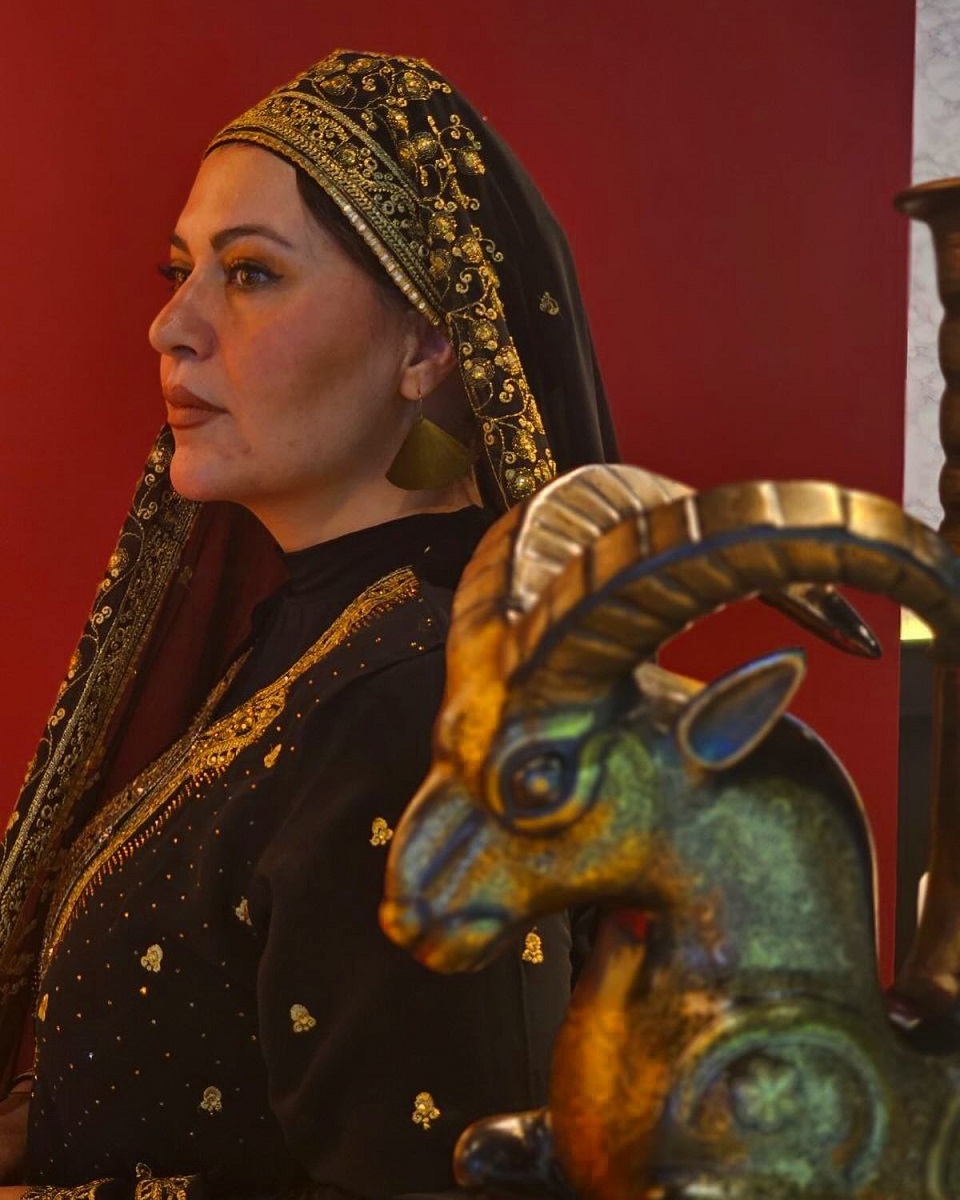 گیتی قاسمی در لباس سنتی در امارات 1