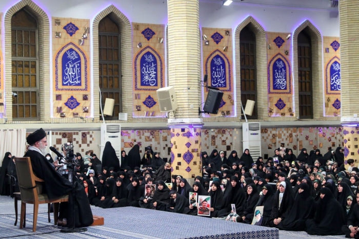 رهبر انقلاب: هدف جنگ نرم هستیم