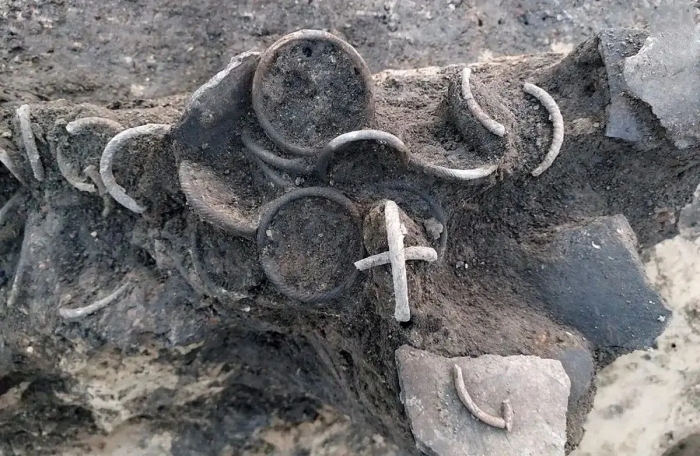 کشف تاریخی: دستبندهای شیشه‌ای سالم با قدمت قرون وسطی + عکس