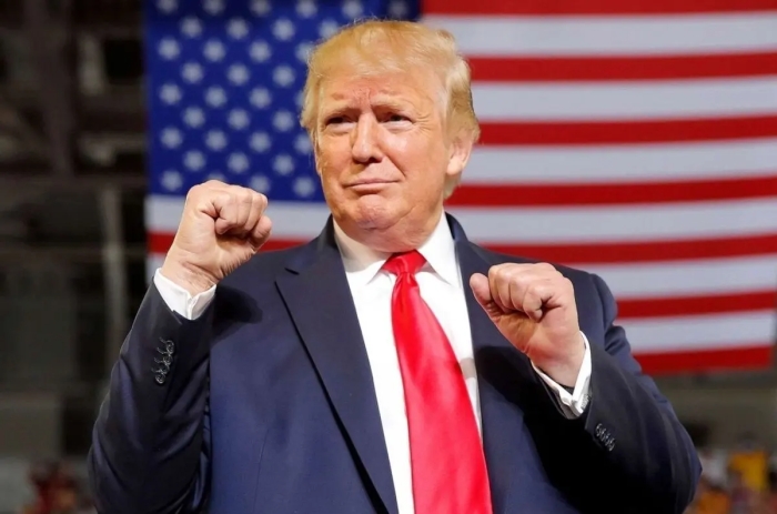 حرکات عجیب و غریب ترامپ حین سخنرانی! +فیلم