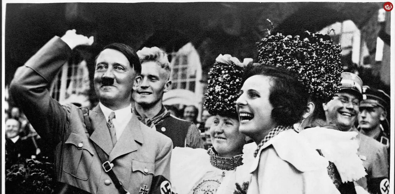 عکس/ آدولف هیتلر در یک مهمانی در نورنبرگ؛ سال 1308