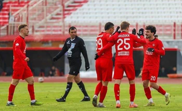 تراکتور، سپاهان را برد و صدرنشین ماند/ صعود شمس آذر و سقوط آلومینیوم