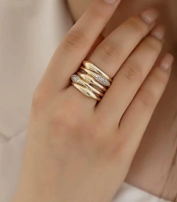 طرز انگشتر دست کردن شما چه چیزی از شخصیت شما لو می‌دهد؟